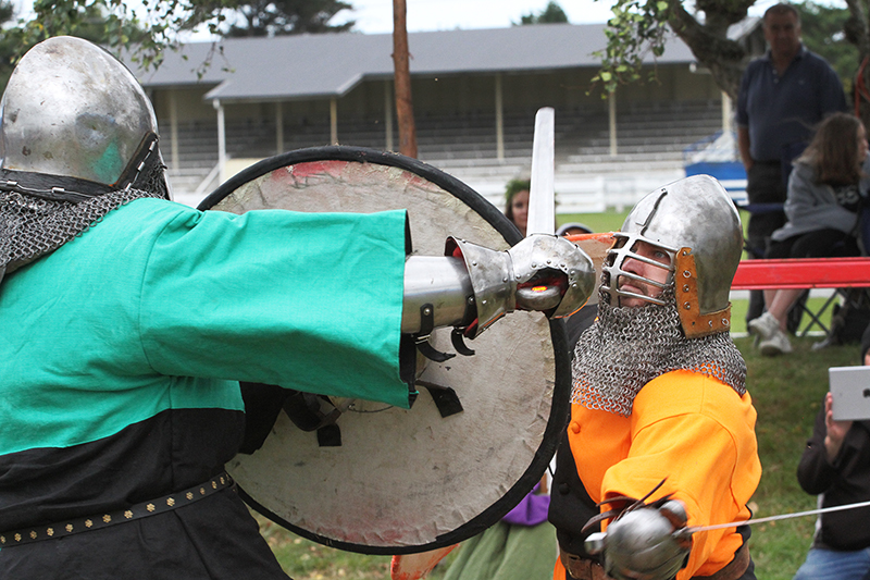 Medieval Market : Swords and Armour : Medieval Fighting : Levin : New Zealand : Richard Moore : Journalist : Photographer :